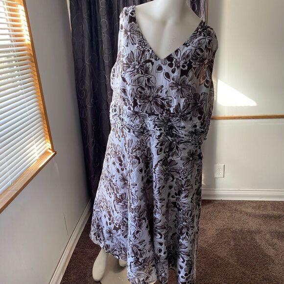 Robbie Bee Dresses & Skirts - Robbie Bee Brown/White Floral V-neck sleeveless Fit  & Flare dress, size 20W